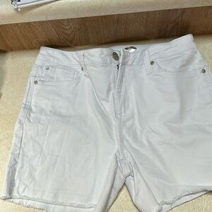 Ladies Seven 7 white Jean Shorts. Size 10
